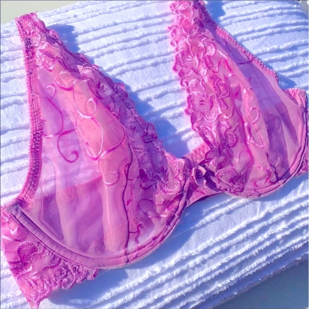 Victoria secret. 34DD bra